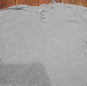 heathered gray long sleeve 3 button shirt